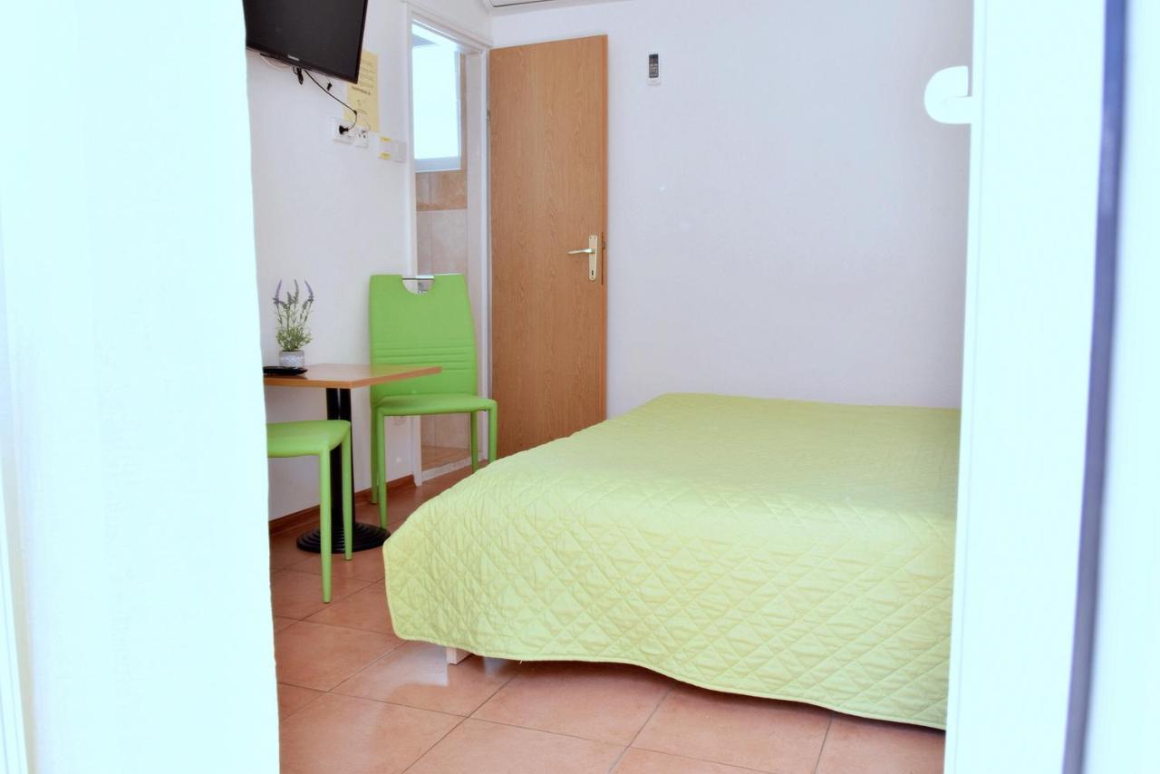 Rooms Vilma Close To Rab City Palit Eksteriør billede